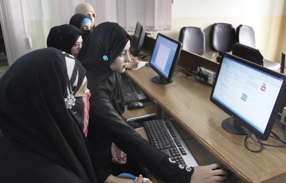 طالبات جامعيات في كراتشي يبحثن عن مواقع إلكترونية بديلة عن «يوتيوب» الذي تم حظره في باكستان