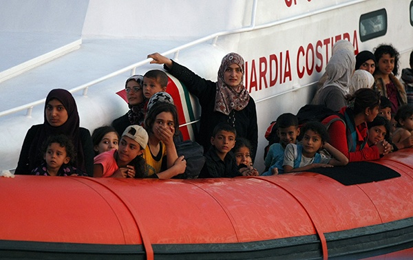 وصول أكثر من 400 لاجيء سوري إلى إيطاليا عن طريق البحر ووفاة احدى اللاجئات