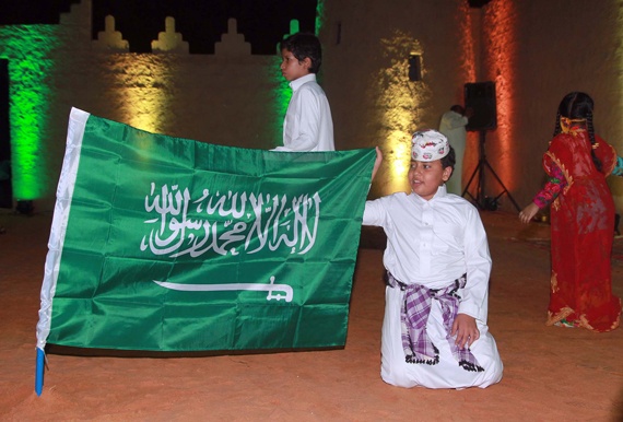 قصة مصورة : يوم الوطن .. فرحة وذكرى