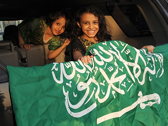 قصة مصورة : يوم الوطن .. فرحة وذكرى