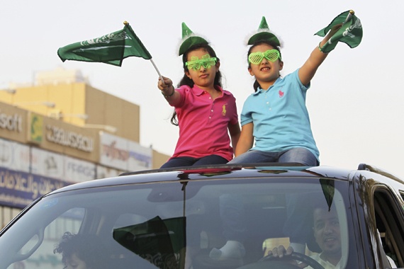 قصة مصورة : يوم الوطن .. فرحة وذكرى