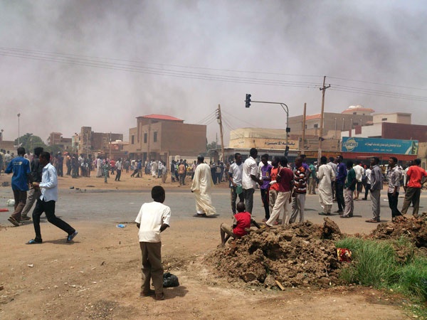 استخدام الغازات المسيلة للدموع لتفريق آلاف المتظاهرين في السودان