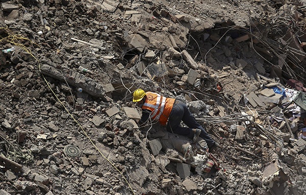 قصة مصورة : مصرع 60 شخصا في إنهيار مبنى في بومباي