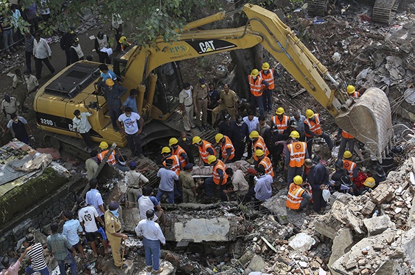 قصة مصورة : مصرع 60 شخصا في إنهيار مبنى في بومباي
