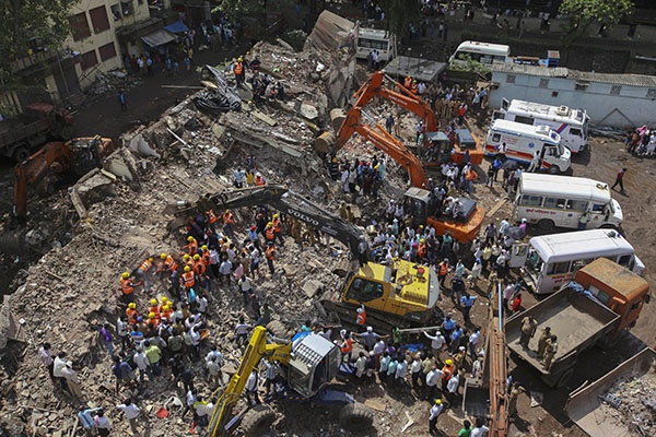 قصة مصورة : مصرع 60 شخصا في إنهيار مبنى في بومباي