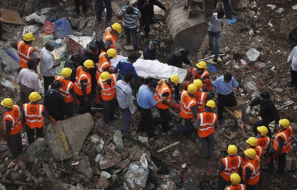 قصة مصورة : مصرع 60 شخصا في إنهيار مبنى في بومباي