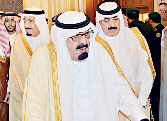 الملك يستقبل الأمراء والمفتي والعلماء ووزراء ومسؤولين ومواطنين