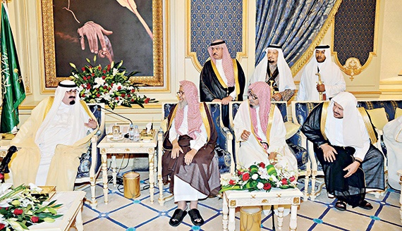 الملك يستقبل الأمراء والمفتي والعلماء ووزراء ومسؤولين ومواطنين
