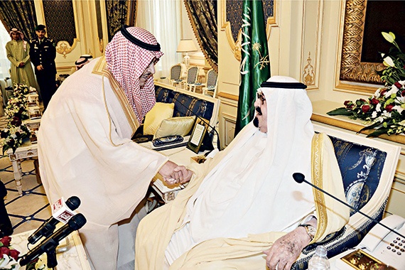 الملك يستقبل الأمراء والمفتي والعلماء ووزراء ومسؤولين ومواطنين