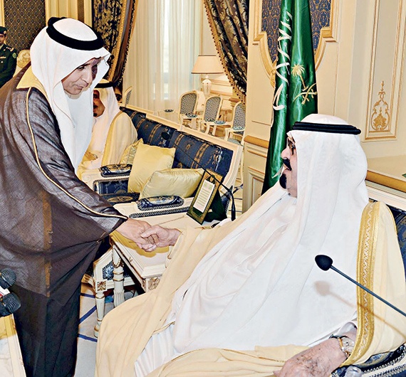 الملك يستقبل الأمراء والمفتي والعلماء ووزراء ومسؤولين ومواطنين