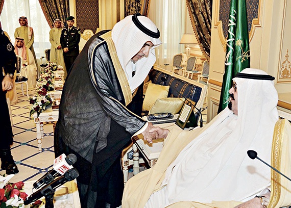 الملك يستقبل الأمراء والمفتي والعلماء ووزراء ومسؤولين ومواطنين