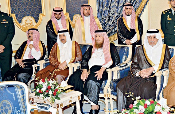 الملك يستقبل الأمراء والمفتي والعلماء ووزراء ومسؤولين ومواطنين