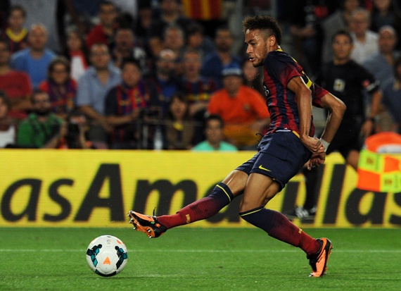 ثنائية سانشيز تقود برشلونة لمواصلة الصدارة .. ورونالدو يسعد ريال مدريد