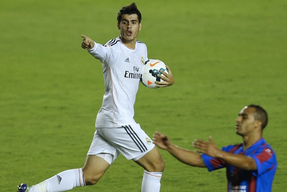 ثنائية سانشيز تقود برشلونة لمواصلة الصدارة .. ورونالدو يسعد ريال مدريد
