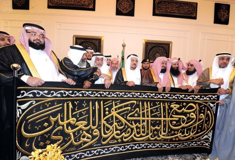 السديس يسلم كسوة الكعبة لكبير سدنه بيت الله الحرام