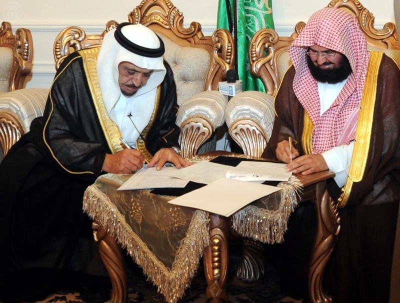 السديس يسلم كسوة الكعبة لكبير سدنه بيت الله الحرام