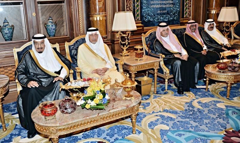 الملك يستقبل عدلي منصور ويؤكد وقوف السعودية مع مصر ضد الإرهاب