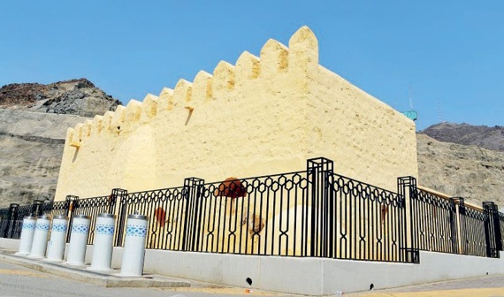مسجد البيعة .. نقوش شاهدة على التاريخ الإسلامي
