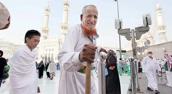 الحاج غرم الله .. 40 عاما بين  «جمل» وتذكرة قطار