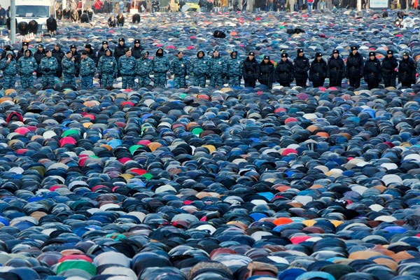قصة مصورة : 100 ألف مسلم يؤدون بعيد الأضحى في موسكو تحت حماية أمنية مشددة