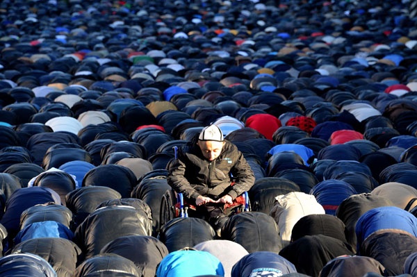 قصة مصورة : 100 ألف مسلم يؤدون بعيد الأضحى في موسكو تحت حماية أمنية مشددة
