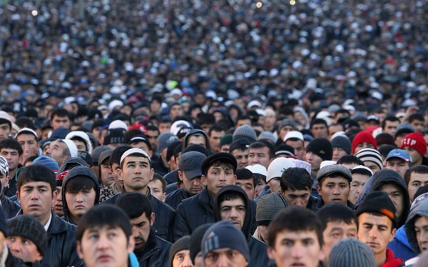 قصة مصورة : 100 ألف مسلم يؤدون بعيد الأضحى في موسكو تحت حماية أمنية مشددة