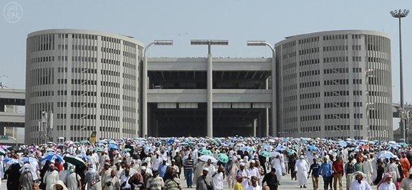 قصة مصورة : حجاج بيت الله الحرام يرمون الجمرات ثاني أيام التشريق