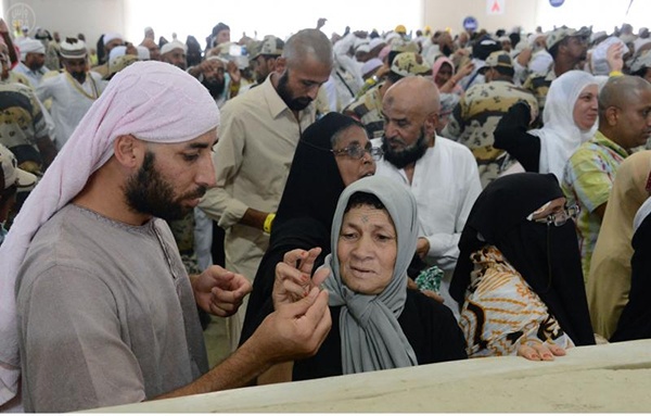 قصة مصورة : حجاج بيت الله الحرام يرمون الجمرات ثاني أيام التشريق