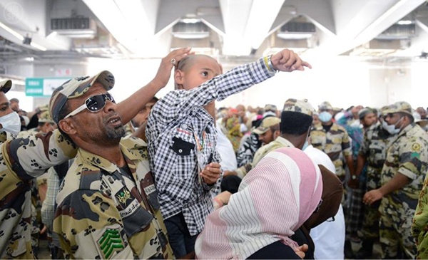 قصة مصورة : حجاج بيت الله الحرام يرمون الجمرات ثاني أيام التشريق