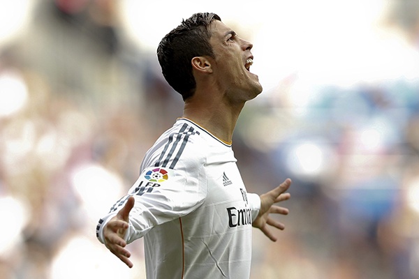 ريال مدريد يكتفي بهدفين في شباك ملقة ويعزز موقعه في المركز الثالث