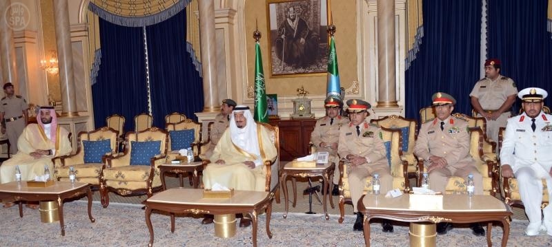 ولي العهد يستقبل رئيس هيئة الأركان العامة وقادة القوات المسلحة
