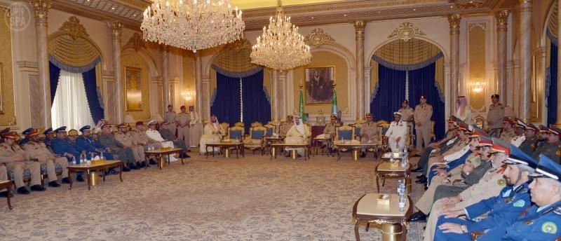 ولي العهد يستقبل رئيس هيئة الأركان العامة وقادة القوات المسلحة
