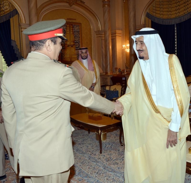 ولي العهد يستقبل رئيس هيئة الأركان العامة وقادة القوات المسلحة