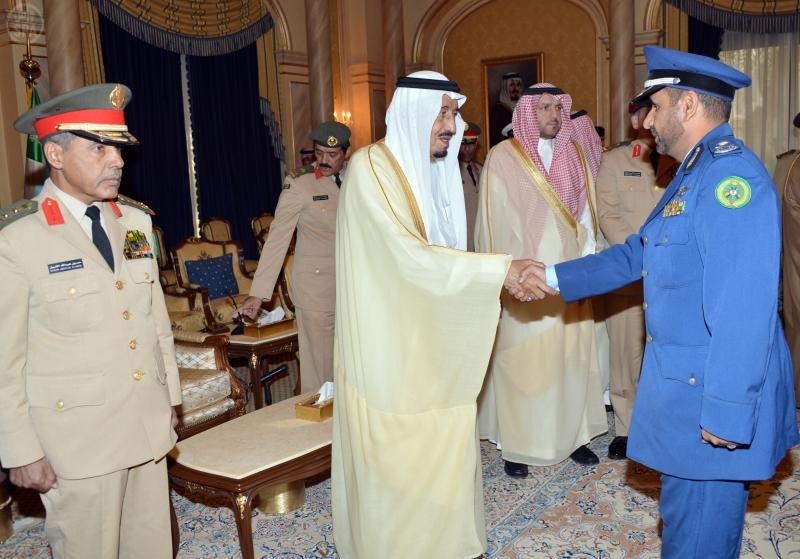 ولي العهد يستقبل رئيس هيئة الأركان العامة وقادة القوات المسلحة