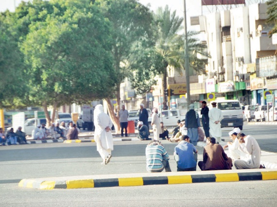 الطرقات.. عمالة سائبة ومهلة أوشكت على الانتهاء