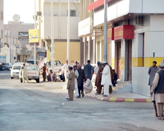 الطرقات.. عمالة سائبة ومهلة أوشكت على الانتهاء