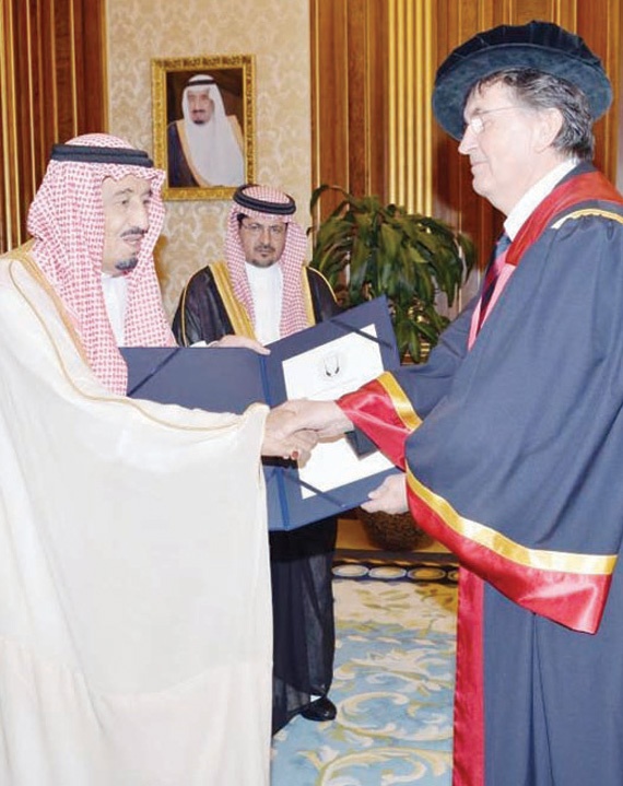 الأمير سلمان يتسلم  الدكتوراه الفخرية في العلوم من مدير جامعة سراييفو للعلوم في الرياض أمس.