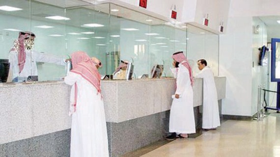 «التبكير» و«الروتين» و«عدم الرضا».. تغيِّب بسمة الموظف الحكومي في وجه المراجع