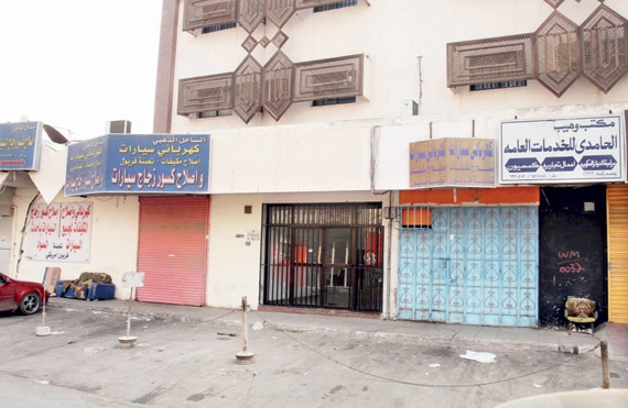 الشوارع خالية .. والمحال مغلقة