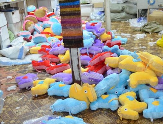 الإطاحة بعمالة وافدة زورت ألعاب الأطفال والسجاد التركي في جدة