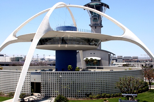 إغلاق مطار لوس انجليس جزئيا بعد حادث مروري وابلاغ عن وجود مسلح