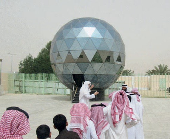 قبة فلكية تدرب طلاب الرياض على علوم الفضاء