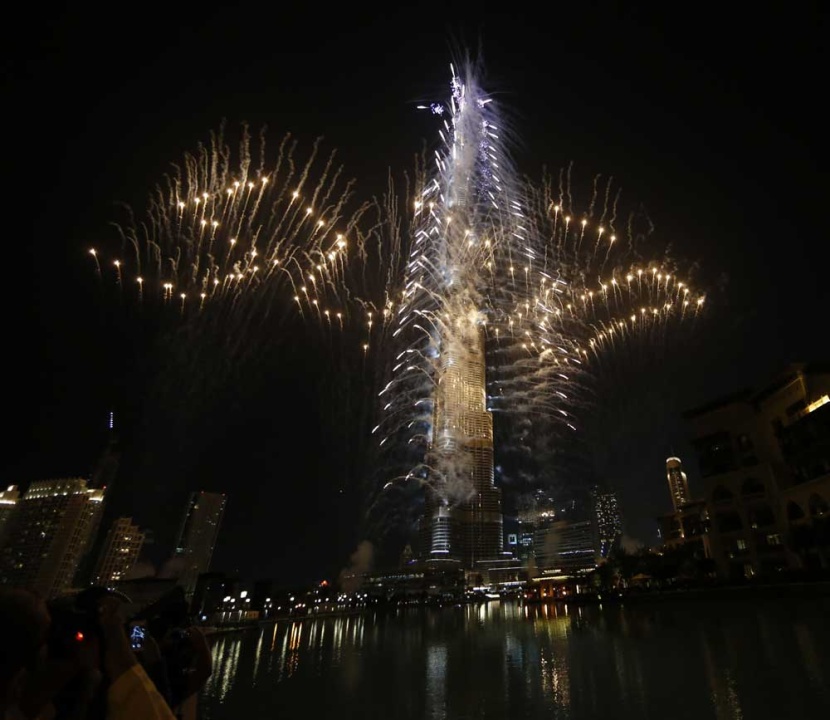 قصة مصورة: الألعاب النارية تشق عنان سماء دبي ابتهاجا بفوزها بمعرض إكسبو 2020