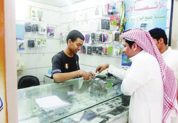 باعة: مبيعات الجوالات انخفضت 50 % عقب شهر من حملات التفتيش