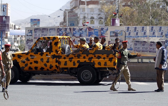 20 قتيلا في الهجوم على مجمع وزارة الدفاع اليمنية