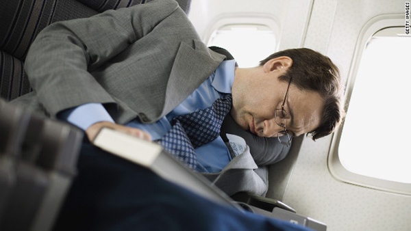 مسافر يستيقظ ليجد نفسه محبوسا في طائرة بمطار هيوستن