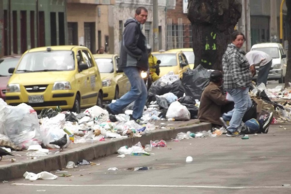 القمامة تتسبب في إقالة عمدة عاصمة كولومبيا
