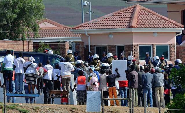 جثمان مانديلا يصل الى قريته "كونو" قبل دفنه غدا