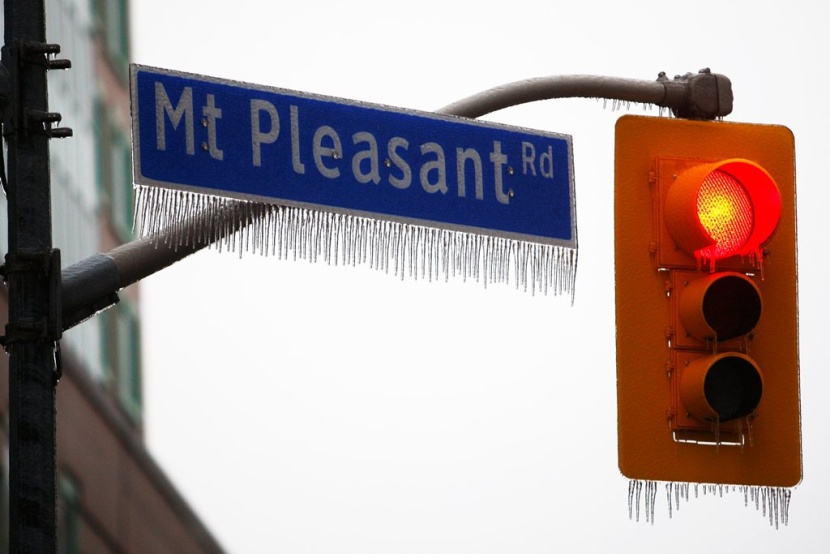 قصة مصورة : عاصفة شتوية  تغطي شوارع كندا  بالجليد