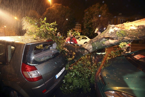 العواصف تحرم سكان مناطق غرب أوروبا من الكهرباء